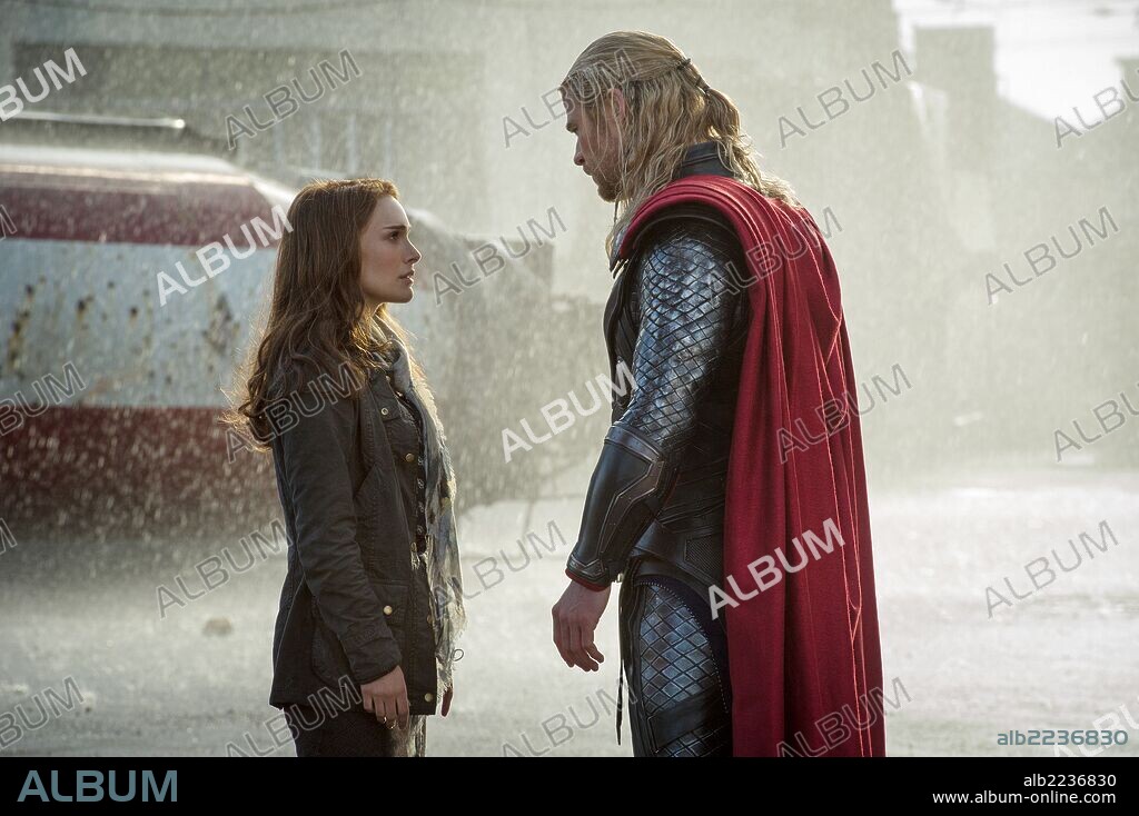 CHRIS HEMSWORTH and NATALIE PORTMAN in THOR: THE DARK WORLD, 2013, directed by ALAN TAYLOR. Copyright MARVEL STUDIOS.