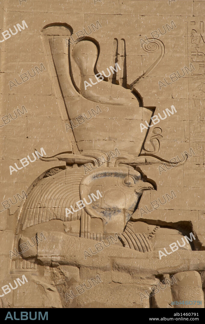ARTE EGIPCIO. PILON del TEMPLO DE HORUS. Detalle del dios HORUS (cabeza de halcón) portando la doble corona. EDFU. Egipto. Norte de Africa.