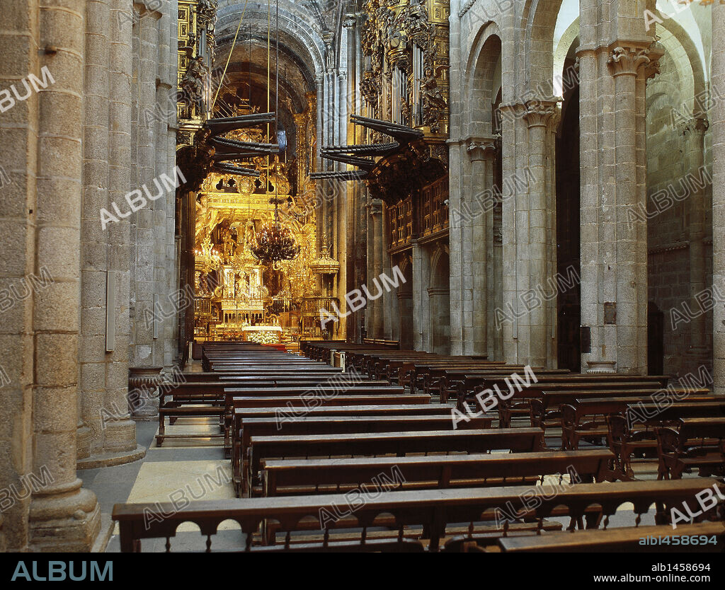 ARTE ROMANICO. ESPAÑA. CATEDRAL. Iniciada hacia 1075 por orden del obispo Diego PELAEZ por el MAESTRO ESTEBAN. La mayor parte de la obra se concluyó en 1122. En siglos sucesivos se realizaron nuevas obras hasta culminar con la fachada barroca en el s. XVIII. NAVE CENTRAL con el ALTAR MAYOR, al fondo. SANTIAGO DE COMPOSTELA. Provincia de A Coruña. Galicia.