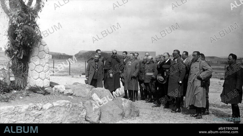 Junio 1923. Melilla. Una visita A monte Arruit. El comisario Superior, Sr. Silvela (1), con el nuevo comandante General, Sr. Martínez Anido (2), Contemplando la tumba de los Héroes del monte Arruitr. Foto: Litran.