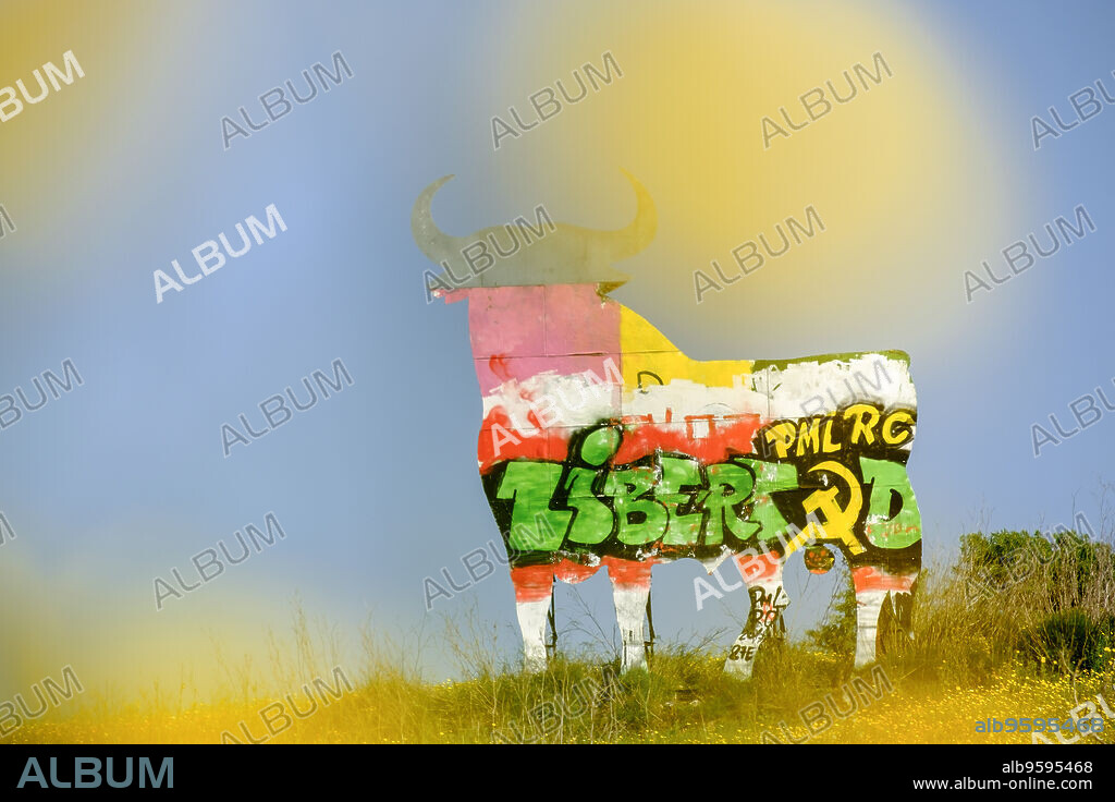 toro de Osborne, Manolo Prieto, silueta de un toro de lidia, valla publicitaria de carretera para promocionar el brandy de Jerez Veterano del Grupo Osborne, Ma-15 entre Algaida y Montuiri, Mallorca, balearic islands, spain, europe.