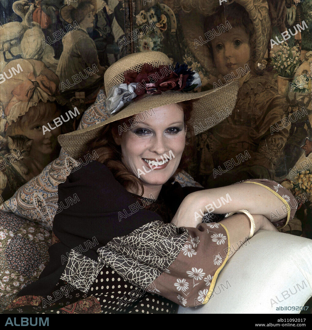 ELISABETH VOLKMANN was born on March 16, 1942 in Essen. She attended the Folkwang School in Essen and after graduating she was hired for the 'Hollaender Revues' in Munich. Further engagements in Berlin, Zurich and Hamburg followed. She made her film debut with a role in the film 'Immer wenn es Nacht wird' (1961). Elisabeth Volkmann took singing lessons and also performed as a singer. She achieved her greatest popularity with the TV series 'Klimbim' (1973-78). Photo: 1975.