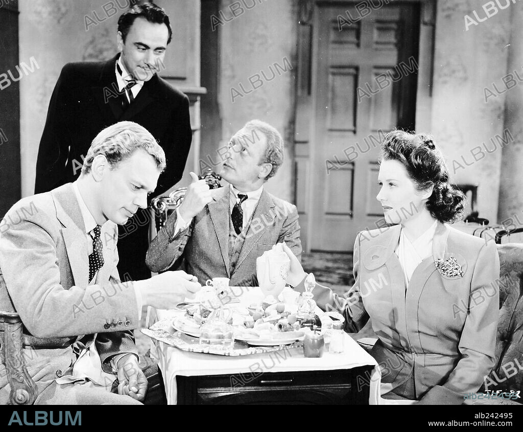 EVERETT SLOANE, JOSEPH COTTEN and RUTH WARRICK in JOURNEY INTO FEAR, 1943, directed by NORMAN FOSTER. Copyright RKO.