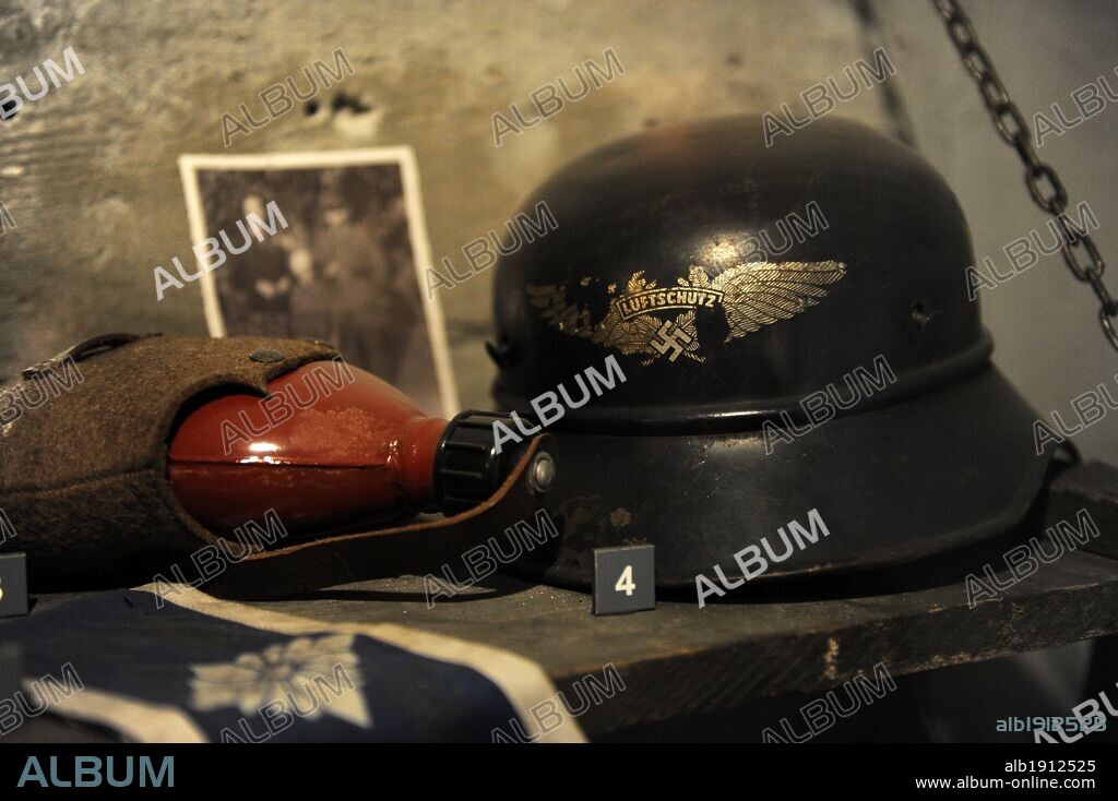 II GUERRA MUNDIAL. ALEMANIA. Cantimplora y CASCO de la LUFTSCHUTZ (protección y seguridad aérea alemana), con insignia alada de la esvástica antiaérea. Propiedad de Mhk. Museo de Schindler. Cracovia. Polonia. Europa.