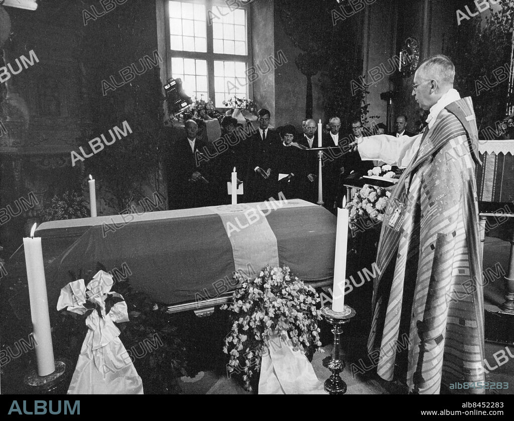Flen 1965-06-11. Prins Wilhelms jordfästning i Flens kyrka. Ärkebiskop Gunnar Hultgren öser tre skovlar mull över kistan. Foto: SvD / TT / kod 12014.