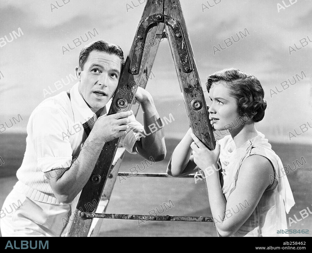 DEBBIE REYNOLDS y GENE KELLY en CANTANDO BAJO LA LLUVIA, 1952 (SINGIN' IN THE RAIN), dirigida por GENE KELLY y STANLEY DONEN. Copyright M.G.M.