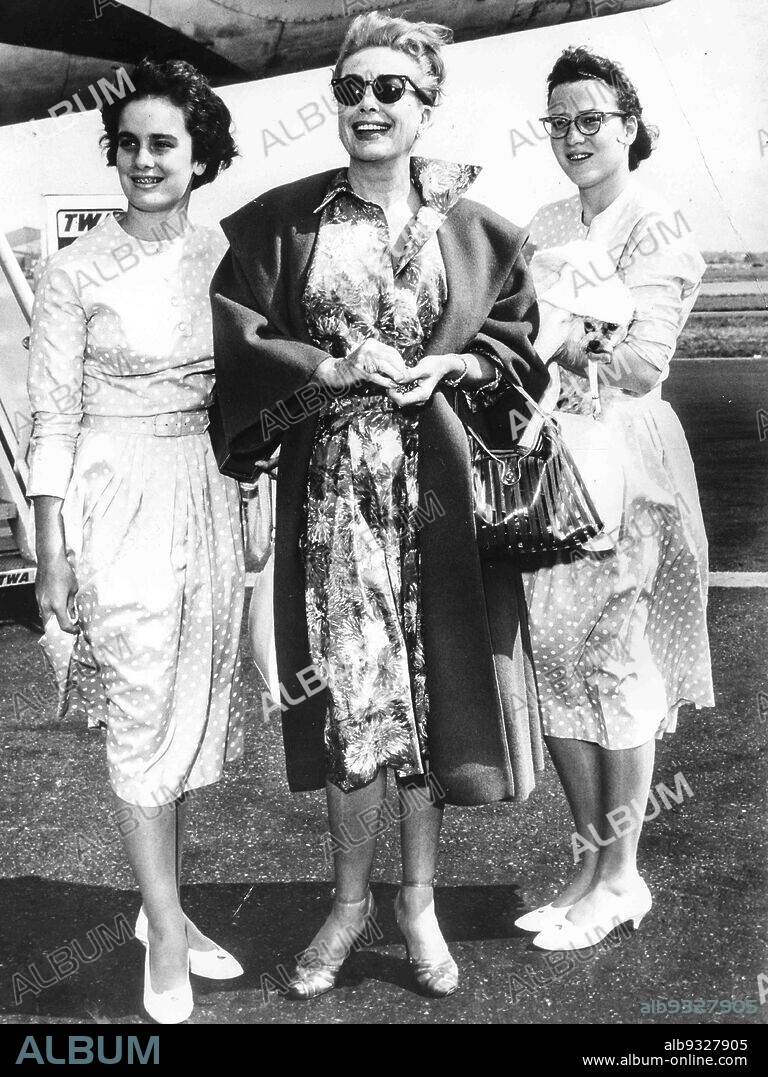 Joan Crawford With Daughters Cathy And Cindy, Idlewild Airport, New York, 1960.