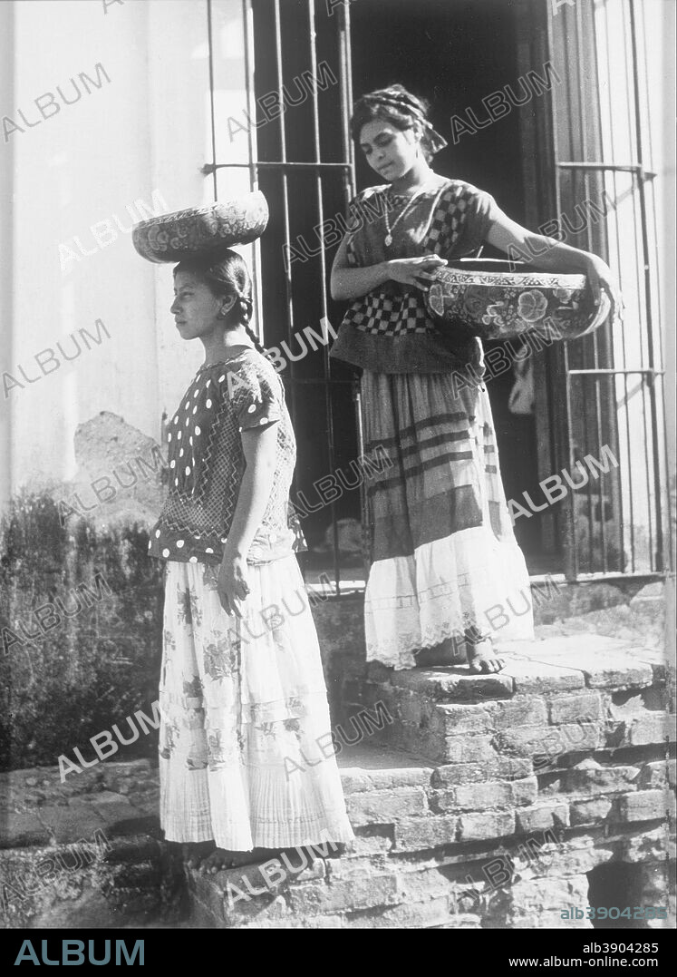 TINA MODOTTI. Dos tehuanas con jicalpextle Two Women from Tehuantepec with jicalpextle. Date/Period: 1000. Painting. Silver on gelatine Silver on gelatine. Height: 212 mm (8.34 in); Width: 150 mm (5.90 in).