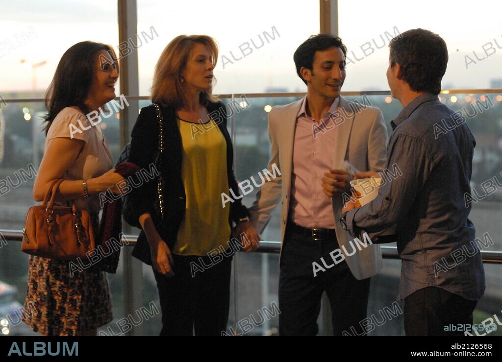 CARLA PETERSON, JUAN MINUJIN y JULIETA DIAZ en DOS MAS DOS, 2012, dirigida por DIEGO KAPLAN. Copyright POL-KA PRODUCCIONES/INCAA/PATAGONIK FILM GROUP.