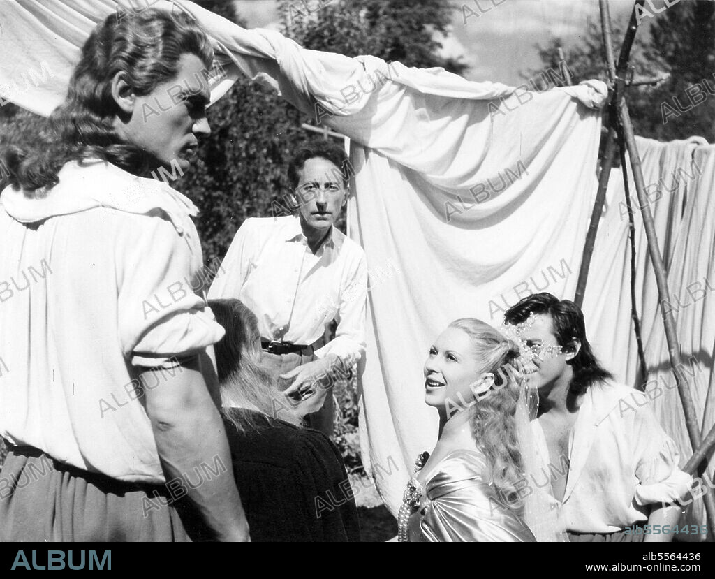 JEAN COCTEAU, JEAN MARAIS und JOSETTE DAY in ES WAR EINMAL - DIE SCHÖNE UND DIE BESTIE, 1946 (LA BELLE ET LA BEÏTE), unter der Regie von JEAN COCTEAU. Copyright FILMS ANDRE PAULVE.