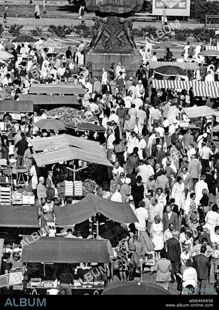 Torghandel på Möllan, Möllevångstorget i Malmö, 1976 med . statyn Arbetets Ära av Axel Ebbe.. Foto: Lennart Peters / Sydsvenskan / IBL Bildbyrå.