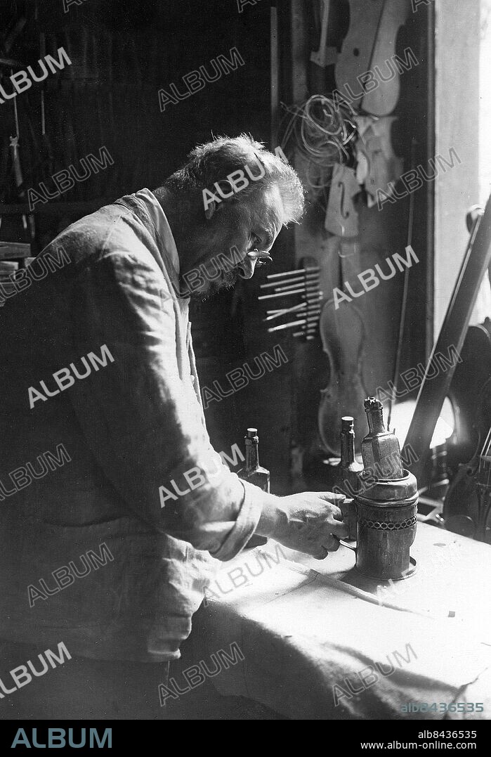 TYSKLAND omkring 1930. Orig. bildtext... SERIE: VOM DACHBALKEN ZUR MEISTERGEIGE. 5. U.B.z.: Den lack kocht Meister Strobl nach eigenem Rezept. Foto: AB Text & Bilder / SVT / Kod: 5600 Mapp: Violin tillverkning Tyskland 2094 B Bildserier Fotoreportage Fioler Violiner Instrumentmakare Michael Strobl, Berlin persons: MICHAEL STROBL sites: TYSKLAND;BERLIN PhotoDate:193?-??-??.