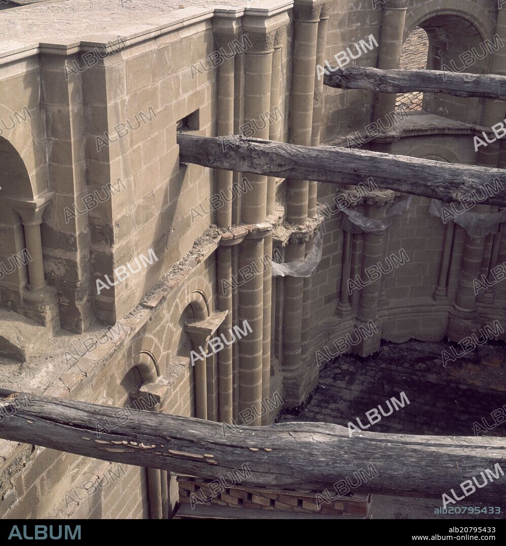 SALA DE PETRONILA EN RESTAURACION - IGLESIA DONDE SE CELEBRO LA BODA DE PETRONILA Y RAMON BERENGUER IV - SIGLO XII/XIII - ROMANICO ARAGONES - FOTO AÑO.