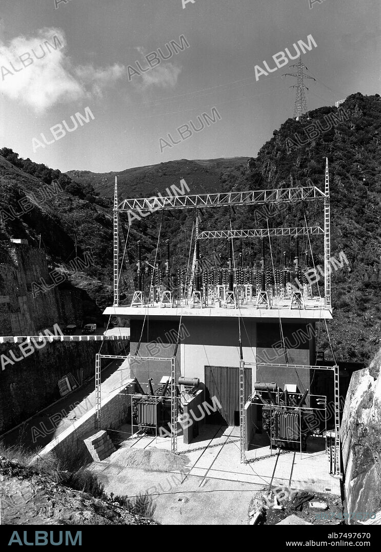 PLAYA DE ALTA TENSION JUNTO AL EMBALSE DE PRADA (LA VEGA) - FOTOGRAFIA EN BLANCO Y NEGRO - AÑOS 60.