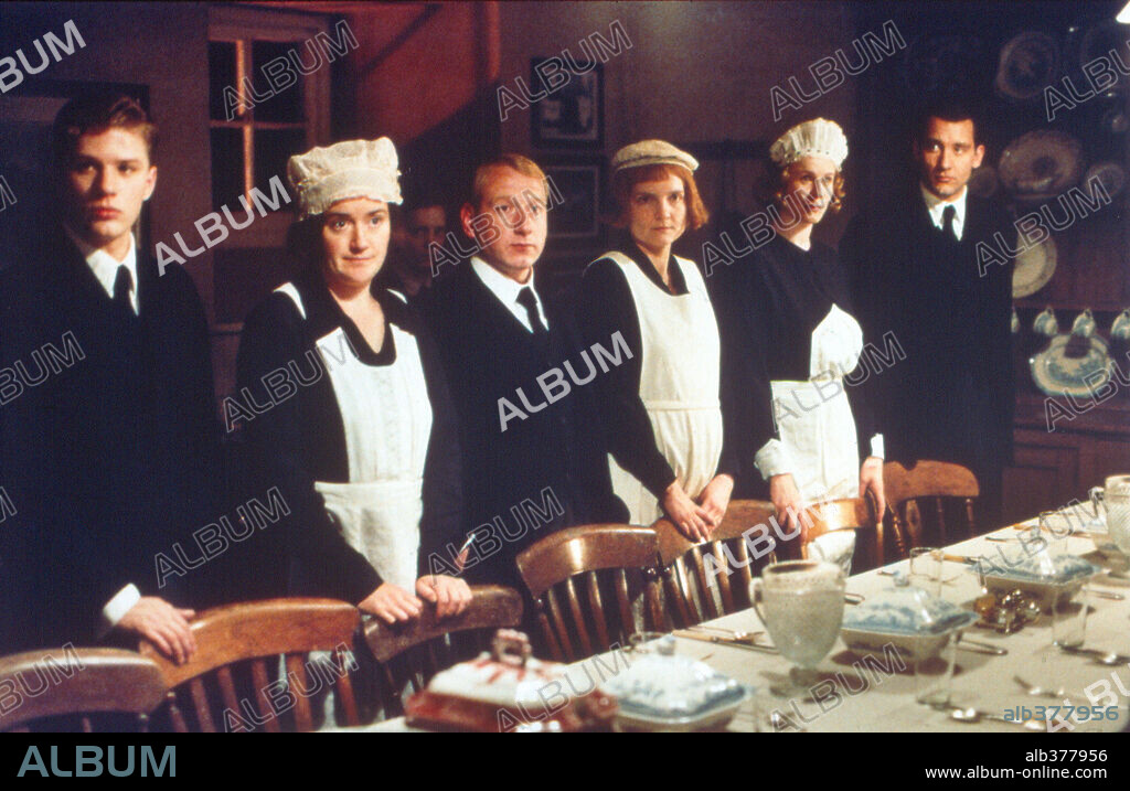 CLIVE OWEN, EMILY WATSON and RYAN PHILLIPPE in GOSFORD PARK, 2001, directed by ROBERT ALTMAN. Copyright CAPITOL FILMS/CHICAGO FILMS/USA FILMS/MEDUSA PRODUZIONE/SAND.