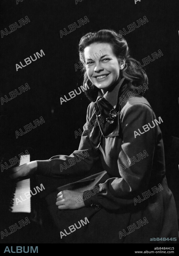 ARKIV 19480209.. Käbi Laretei, estnisk-svensk pianist och författare, vid flygeln.. Foto: Bertil Danielsson / SVT / Kod: 5600. Bild publ. i RiR 3/68. RiR sv/v . Mapp: Laretei, Käbi pianist.