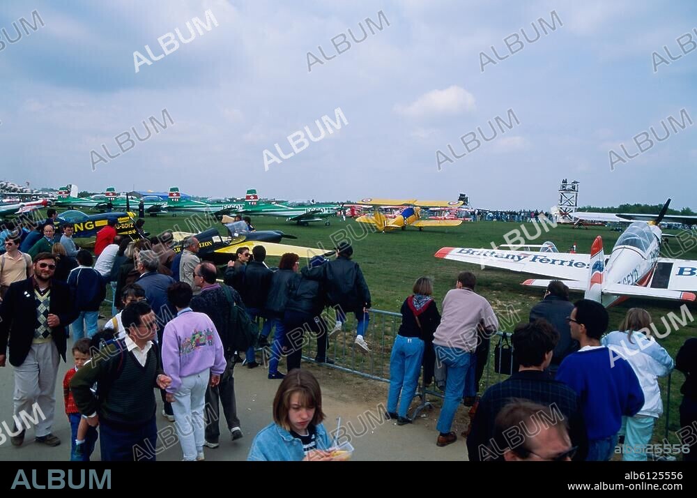 Luftfahrt / Flugzeuge.-"Fête aérienne" auf dem Aérodrome de Cerny in La Ferté-Alais (Dép.Essonne, Frankreich; alljährlich über Pfingsten abgehaltene Flugschau mit Oldtimer-Flugzeugen, veranstaltet von der Société Amicale Jean-Baptiste Salis): Blick über die Zuschauer auf das Flugfeld.-/ Foto, undatiert.