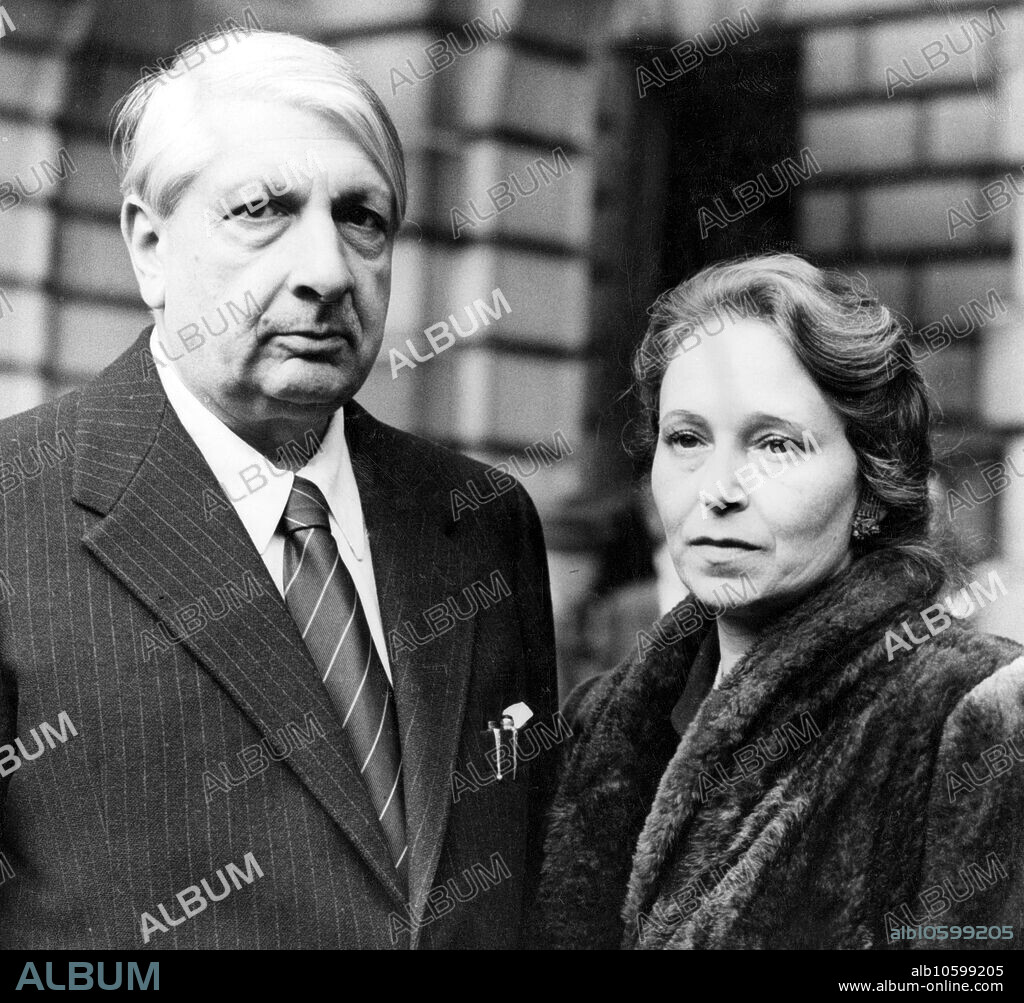 UNBEKANNTER FOTOGRAF. Giorgio De Chirico und seine zweite Frau, Isabella Pakszwer Far (1909-1990).