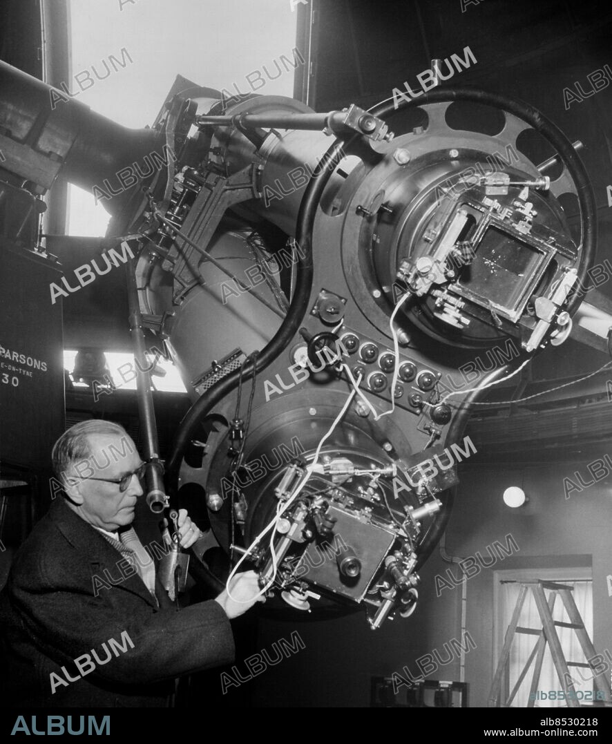 Stockholm 1954-11-14. Professor i astronomi Bertil Lindblad vid den stora refraktorn i Saltsjöbadens observatorium. Foto: SvD / TT / kod 12014.