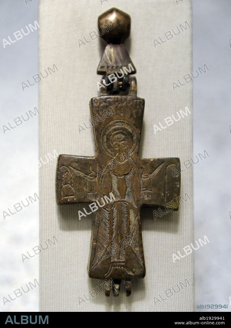 ARTE. BIZANTINO. EDAD MEDIA. CRUZ reliquia bizantina con representación de San Esteban. Siglo IX-XI d. C. Bronce. Grabado. Objeto de alta calidad artística. Muchos de estos objetos religiosos bizantinos fueron traídos de vuelta del Mediterráneo Oriental a Europa Occidental, durante las Cruzadas. Museo Histórico Alemán (Deutsches Historisches Museum). Berlín. Alemania. Europa.
