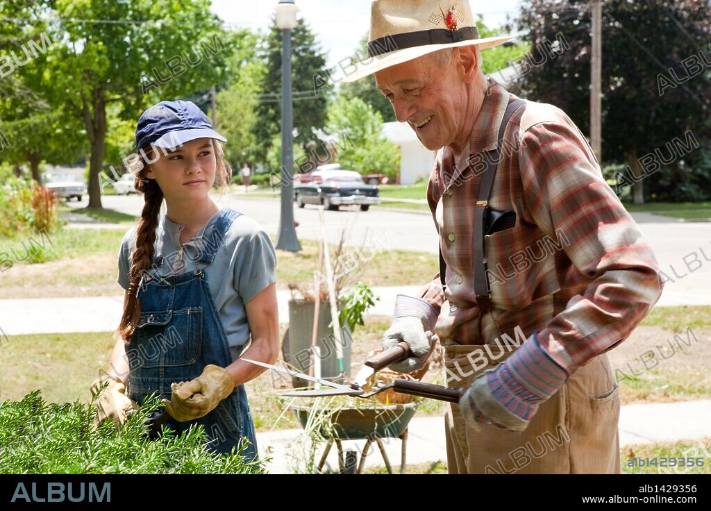 JOHN MAHONEY and MADELINE CARROLL in FLIPPED, 2010, directed by ROB REINER. Copyright CASTLE ROCK ENTERTAINMENT / GLASS, BEN.