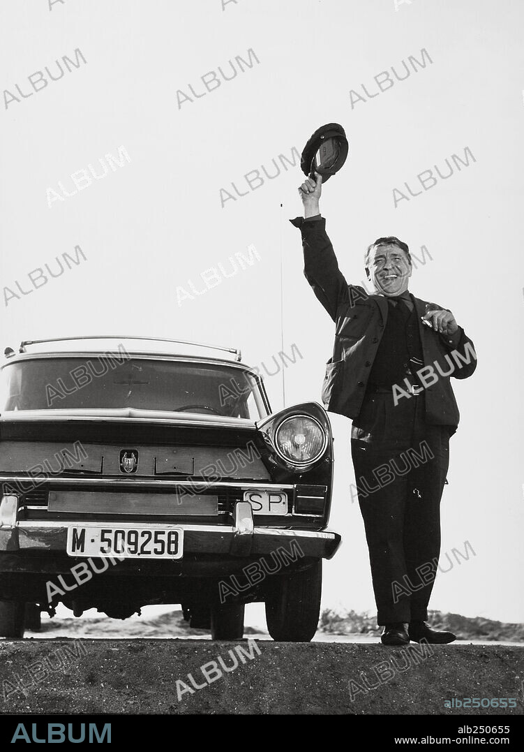 PACO MARTINEZ SORIA en QUE HACEMOS CON LOS HIJOS?, 1967, dirigida por PEDRO LAZAGA. Copyright PEDRO MASO P.C.