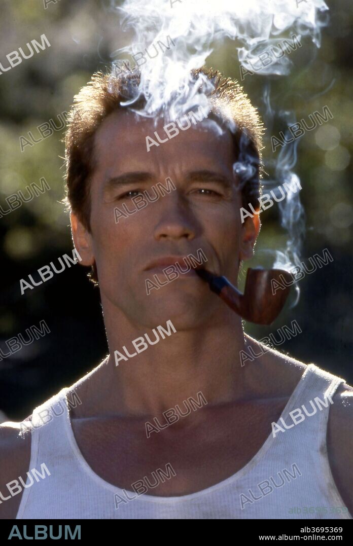 ARNOLD SCHWARZENEGGER in COMMANDO, 1985, directed by MARK L. LESTER. Copyright 20TH CENTURY FOX.