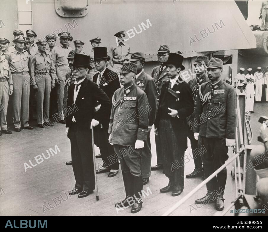 2. Weltkrieg / Krieg im Pazifik 1941-45:. Unterzeichnung der bedingungslosen Kapitulation Japans, auf dem US-Schlachtschiff "Missouri", in der Bucht von Tokio am 2. September 1945. - Ankunft der japanischen Delegation mit Außenminister Mamoru Shigemitsu (mit Stock) und General Umezo (1. Reihe rechts).- Foto.