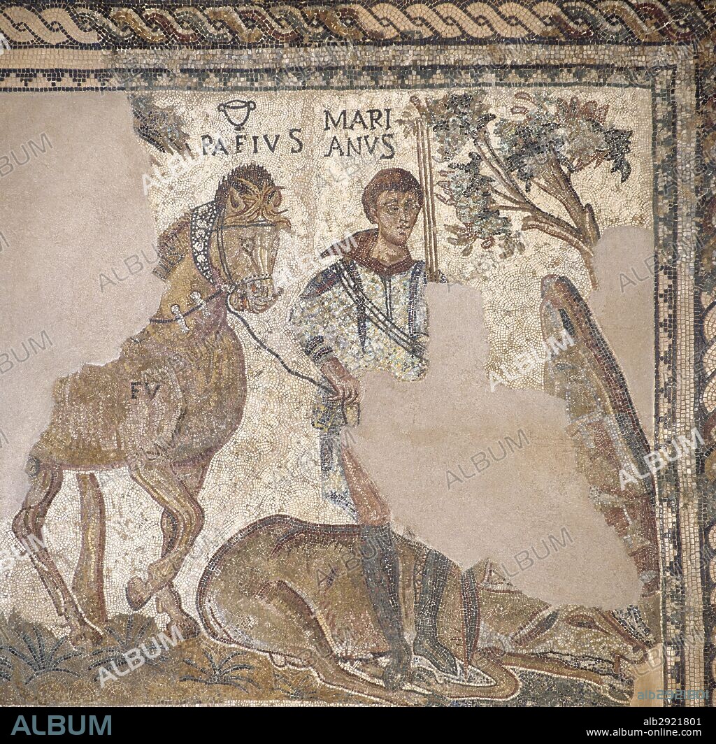 Mosaico romano con la representación de un JINETE DESMONTADO DE SU CABALLO CON UN CIERVO AL QUE HA DADO MUERTE A SUS PIES. Museo Nacional de Arte Romano. Mérida. Provincia de Badajoz. Extremadura. España.