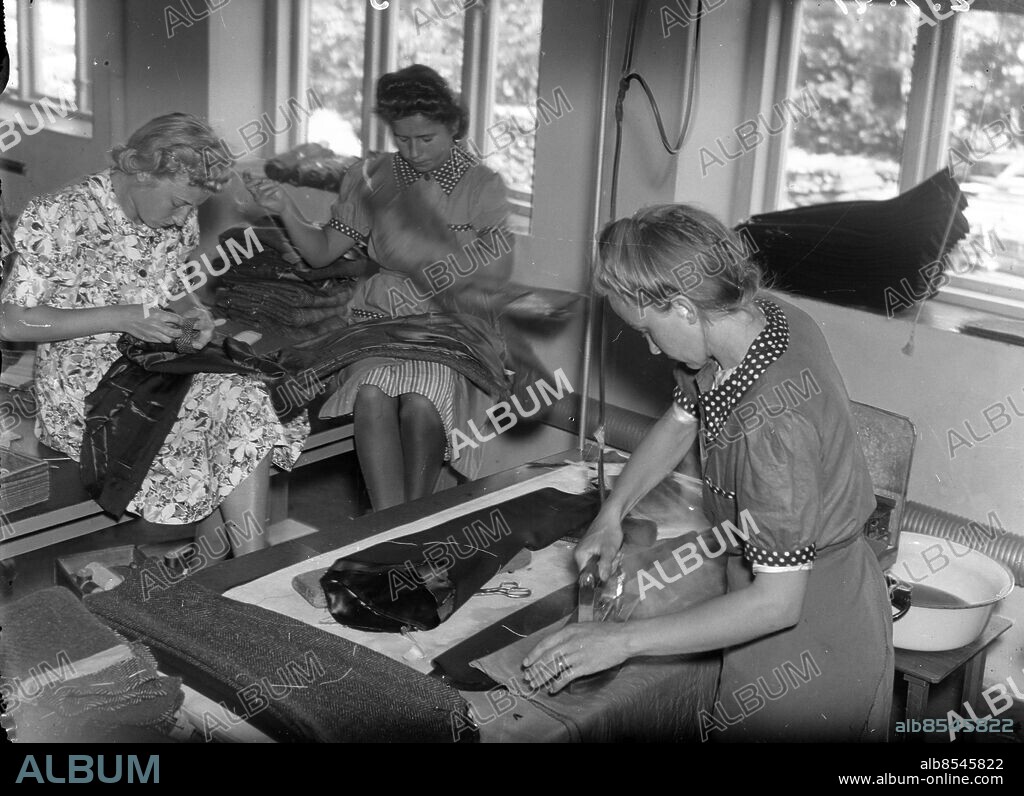Göteborg - 1941-09-02 - Konfektionsindustri i det lilla formatet - några kvinnor syr på sina symaskiner och tråcklar ihop till kläder - *** Local Caption *** GT Låda 1941-02. KAMERAREPORTAGE.