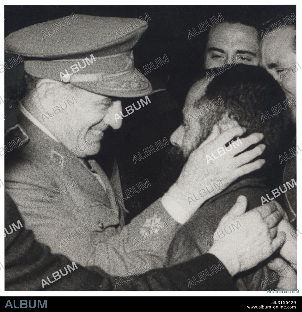 El general Agustín Muñoz Grandes saludando a los repatriados de la División azul a su llegada al puerto de Barcelona.Abril de 1954.