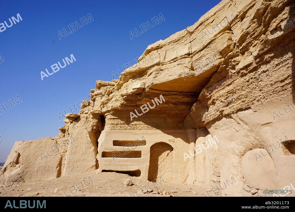 El Kab (Nejab en egipcio), es una localidad que fue la capital del III nomo del Alto Egipto a partir de la dinastía XVIII, durante el Imperio Nuevo.