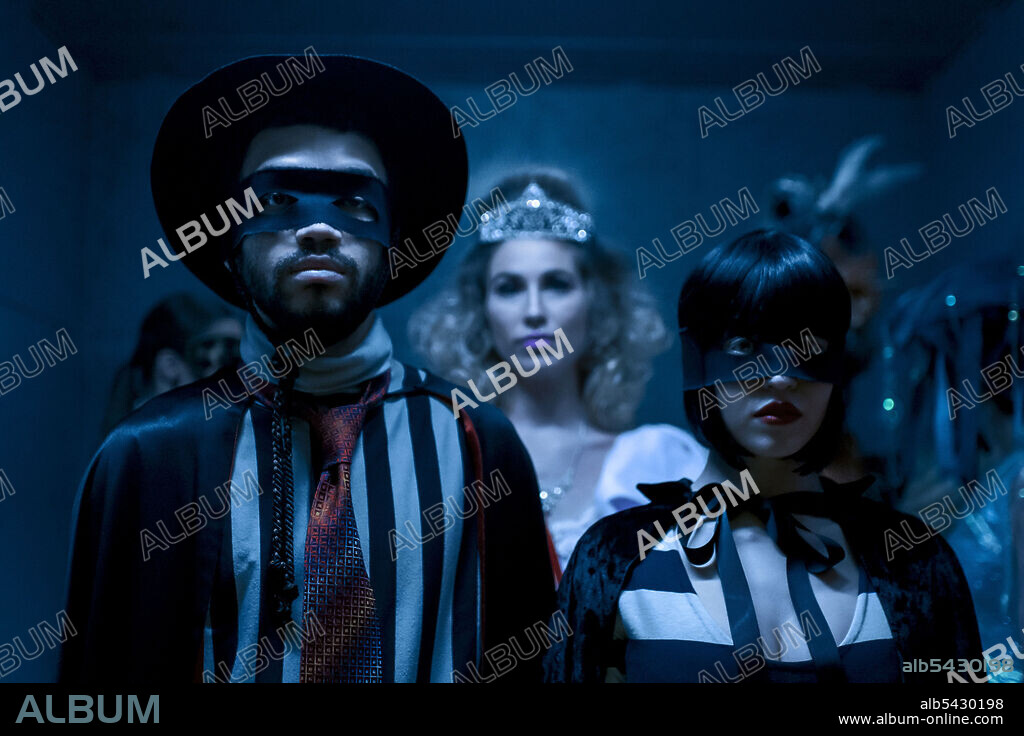 JUSTICE SMITH and SYDNEY SWEENEY in THE VOYEURS, 2021, directed by MICHAEL MOHAN. Copyright Divide/Conquer.