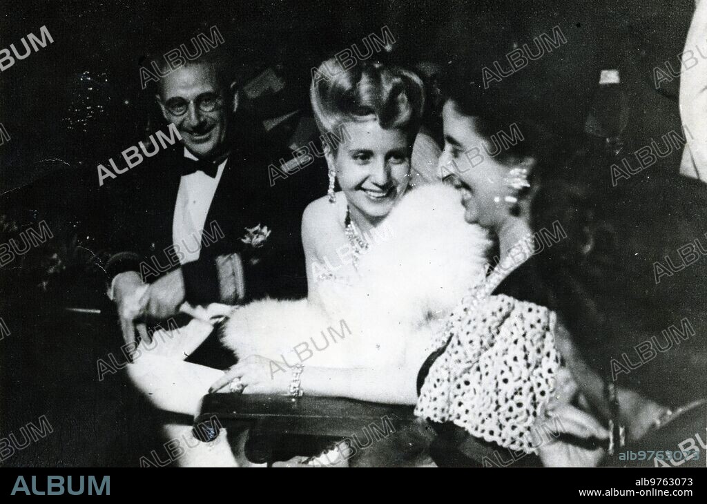 Barcelona, 24/06/1947. Eva Perón en España: en la imagen, acompañada de doña Carmen Polo y del Ministro de Industria y Comercio, señor Suances, durante la representación en Montjuich, de la obra «El sueño de una noche de verano».