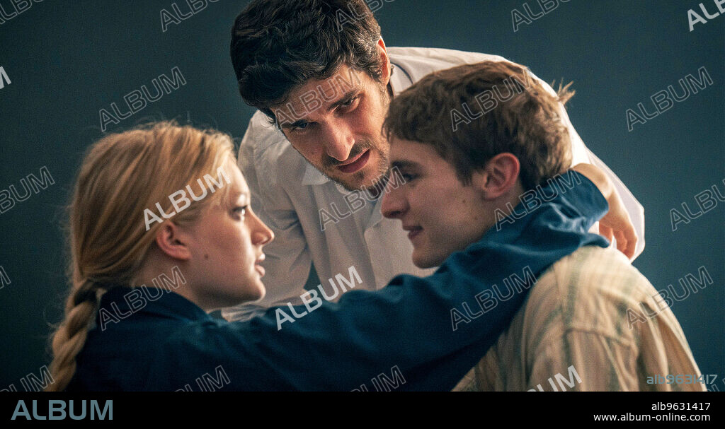 LOUISE GARREL, NADIA TERESZKIEWICZ und VASSILI SCHNEIDER in LES AMANDIERS, 2022, unter der Regie von VALERIA BRUNI TEDESCHI. Copyright Arte France Cinéma.