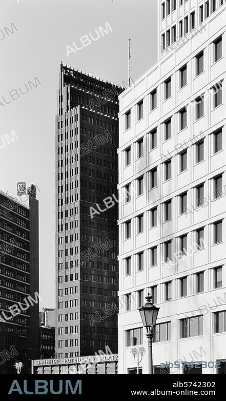 Berlin, Potsdamer Platz. Teilansicht der Neubauten am Potsdamer Platz; v. li. Büro- und Geschäftshaus (Renzo Piano), Büro- und Geschäftshaus Potsdamer Platz 1 und Delbrück Haus (beide Hans Kollhoff und Helga Timmermann). Foto, 2003.