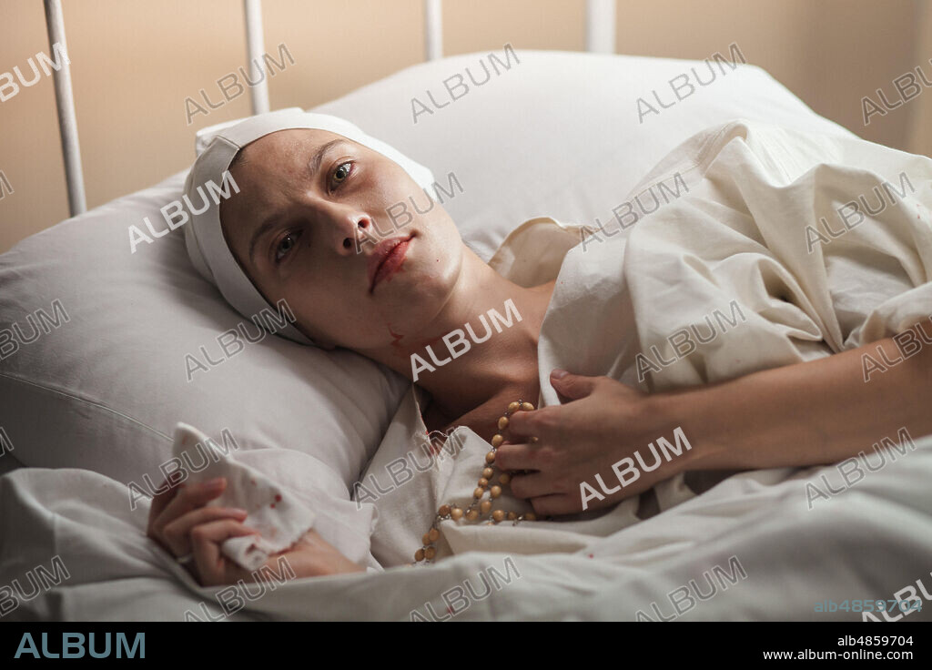 KAMILA KAMINSKA in MILOSC I MILOSIERDZIE, 2019, directed by MICHAL KONDRAT. Copyright FUNDACJA FILMOWA IM.SW. MAKSYMILIANA KOLBE/TELEWIZJA POLSKA / KAMINSKA, ALEKSANDRA.