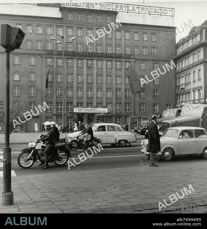 Leipzig (Sachsen), Ring-Messehaus. Blick über den Tröndlinring auf das Ring-Messehaus. Foto, 1968.