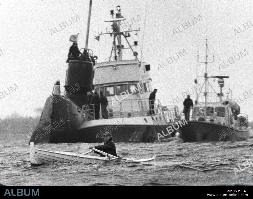 KARLSKRONA FILE 19811028. The Soviet submarine U-137 ran aground in Gåsefjärden in Karlskrona archipelago, Sweden in October 1981.. Foto: Jan Collsioo / TT Kod: 1001.