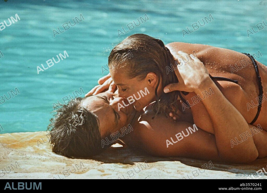ALAIN DELON y ROMY SCHNEIDER en LA PISCINA, 1969 (LA PISCINE), dirigida por JACQUES DERAY. Copyright S.N.C/TRITONE.