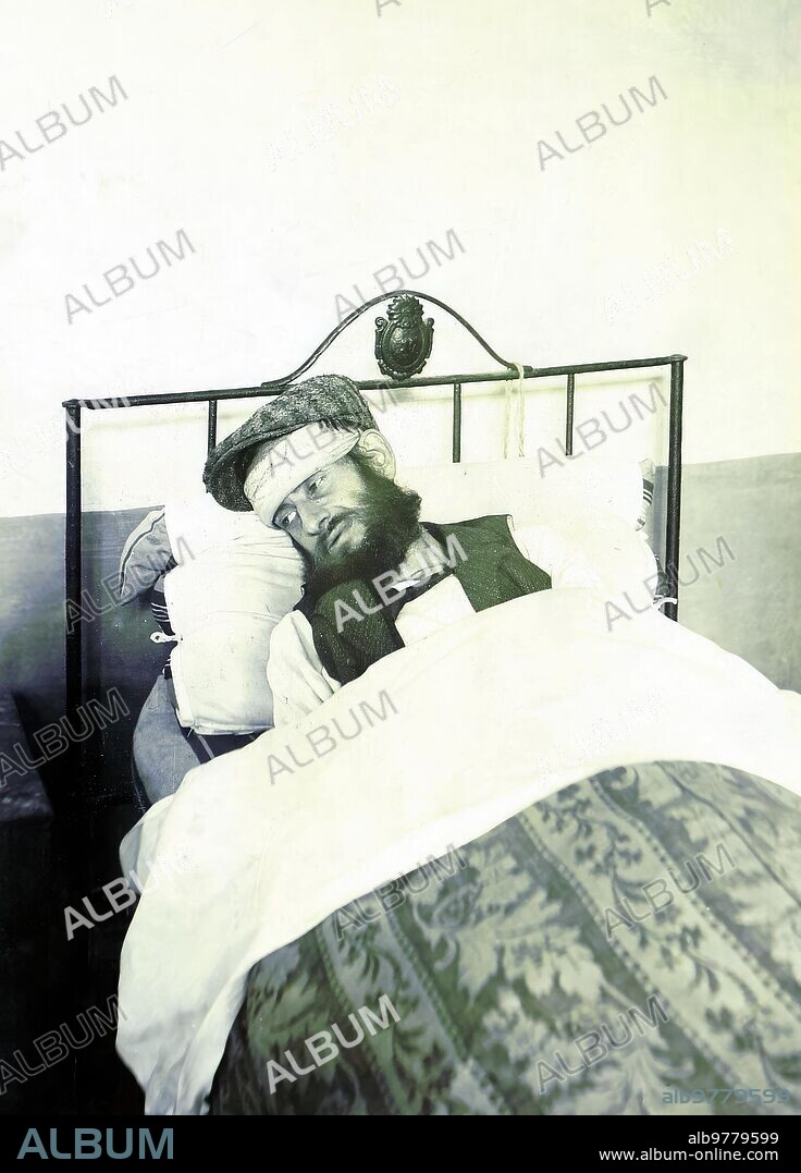 Sevilla, noviembre de 1905. José Muñoz Lopera, uno de los condenados por los «Crímenes del Huerto del Francés», en la enfermería de la cárcel, donde se encontraba por la huelga de hambre que hizo antes del juicio. Fue condenado a muerte, junto a su compinche Juan Aldije (el francés). Murió por garrote vil el 30 de octubre de 1906.