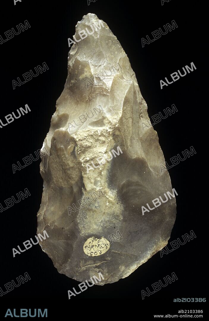 PIEZA DE AJUAR PALEOLITICO: BIFAZ O HACHA DE MANO DEL YACIMIENTO DE SAN ISIDRO, DEL VALLE DEL MANZANARES (DEPOSITO: MUSEO ARQUEOLOGICO NACIONAL).