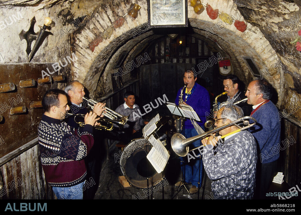 Aranda de Duero, wine cellar interior (in natural caves under the town); festivity music band.
