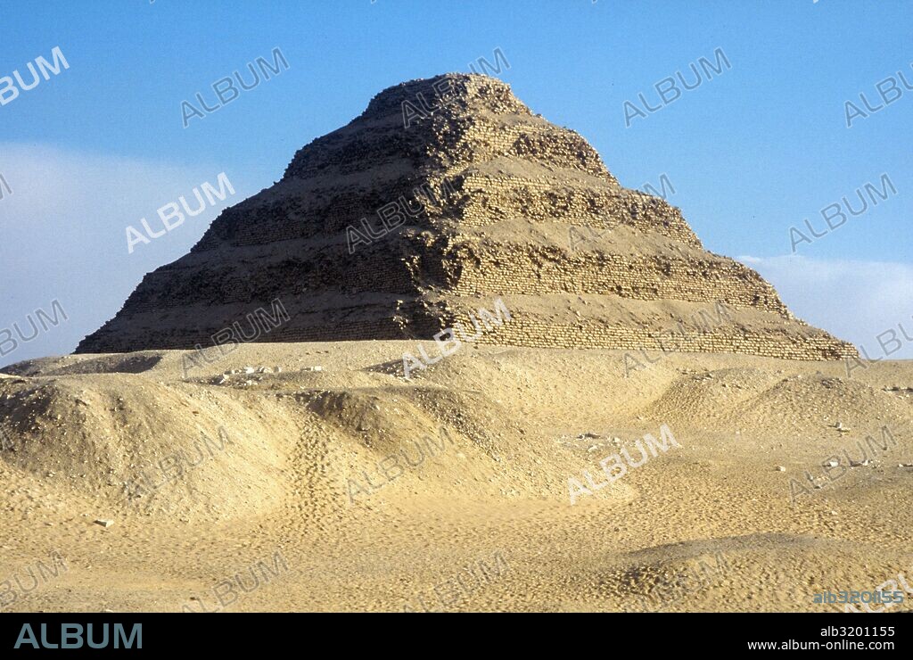 La pirámide de Sekhemkhet (también llamada  pirámide enterrada). Se identificó en 1951  por Zakaria Goneim. Tras la prematura desaparición del egiptólogo, las excavaciones fueron continuadas y completadas por Jean-Philippe Lauer en 1963.