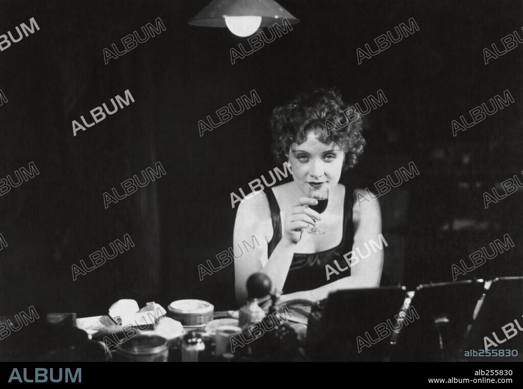 MARLENE DIETRICH en EL ÁNGEL AZUL, 1930 (DER BLAUE ENGEL), dirigida por JOSEF VON STERNBERG. Copyright U.F.A.