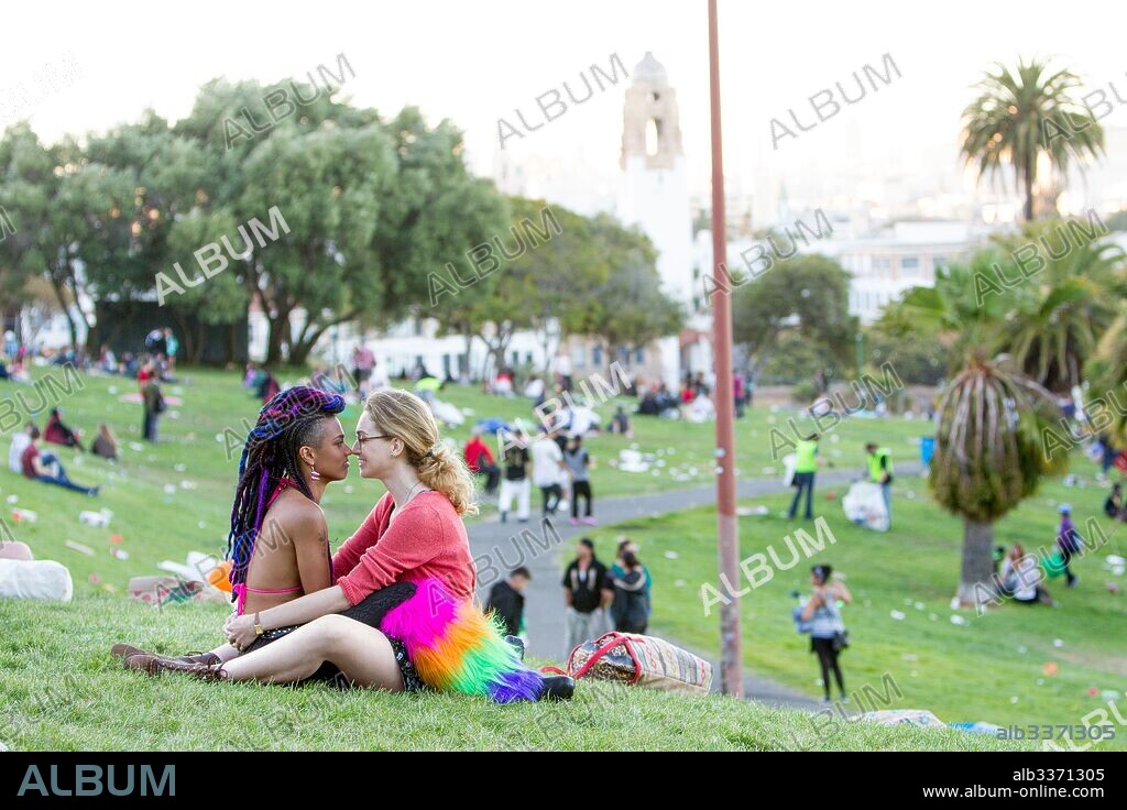 FREEMA AGYEMAN and JAMIE CLAYTON in SENSE8, 2015, directed by ANDY WACHOWSKI and LANA WACHOWSKI. Copyright NETFLIX.