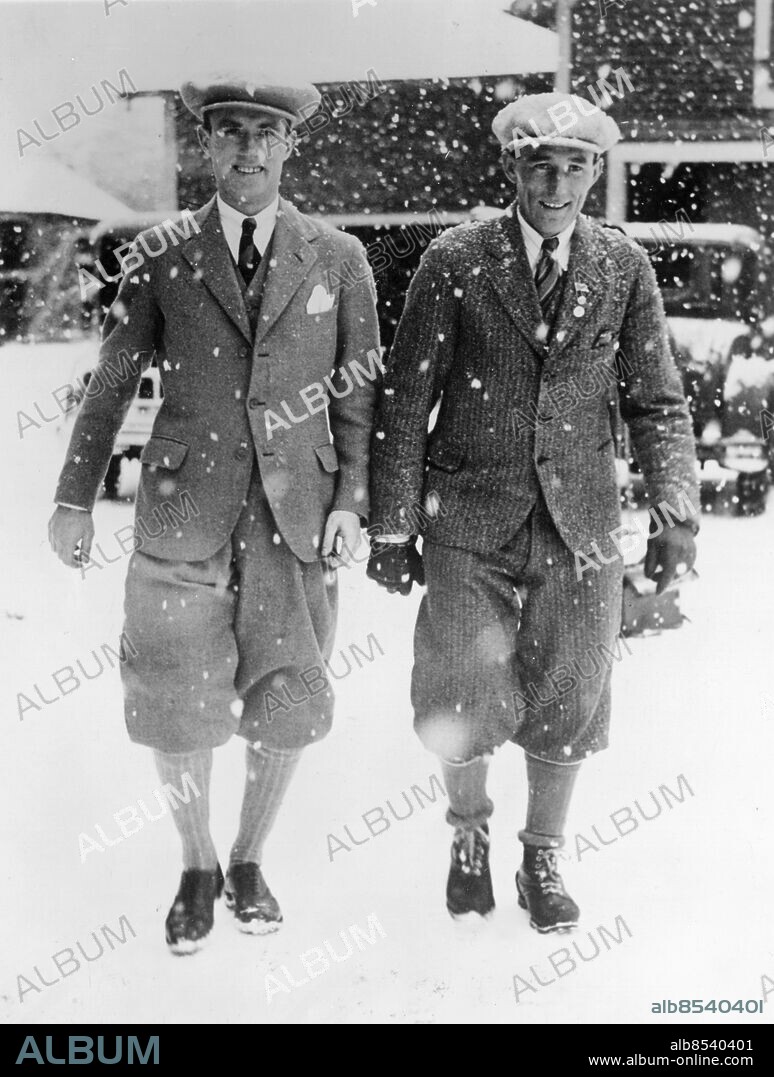 USA LAKE PLACID 1932.. Orig. bildtext... NYTAGET FRÅN LAKE PLACID. Fotografen har passat på Gillis Grafström .v./ och Sven Utterström under en gemensam promenad häromdagen i Lake Placid. Not. Grafström o Utterström på promenad i Lake Placid. Anm. OS 1932 i Lake Placid G Grafström, 1893-1938, svensk konståkare, vann silver i OS 1932. S Utterström, 1901-1979, svensk skidåkare. Golfbyxor Kamrater Kepsar Kängor Vinter-OS CD650 persons: GILLIS GRAFSTRÖM;SVEN UTTERSTRÖM sites: LAKE PLACID;NEW YORK;USA;SVERIGE*.
