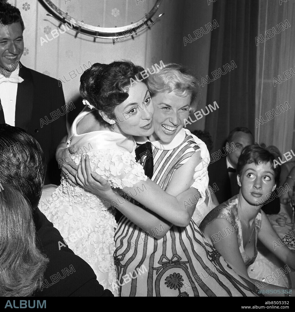 BERLIN 1957-07-01. Sångerskorna Caterina Valente och Bibi Johns i en kram vid filmfestivalen i Berlin. Foto: TT Historical / Kod 1902.