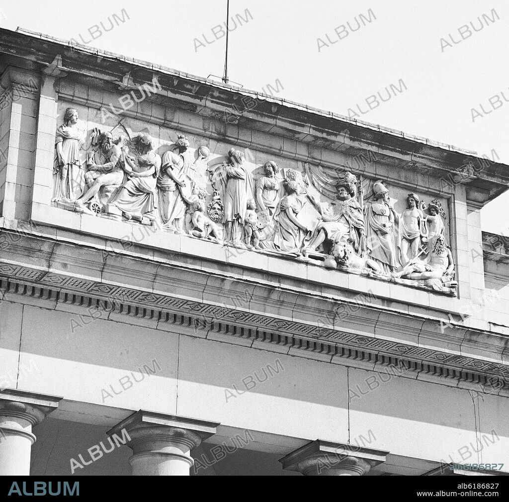 RAMON BARBA (1767-1831) ESCULTOR. FRISO DE LA PUERTA VELAZQUEZ- ALEGORIA DE FERNANDO VII PROTECTOR DE LAS CIENCIAS - SIGLO XIX - FOTOGRAFIA EN BLANCO Y NEGRO - AÑOS 60.