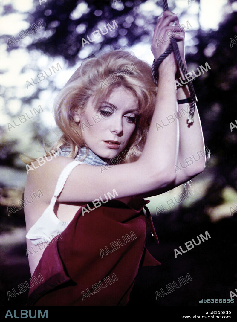 CATHERINE DENEUVE in BELLE DE JOUR (1967), directed by LUIS BUÑUEL. Copyright PARIS FILM/FIVE FILM.